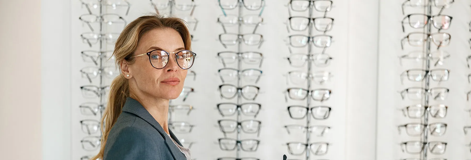 Femme choisissant des lunettes chez Optique du Lys à Dammarie-les-Lys