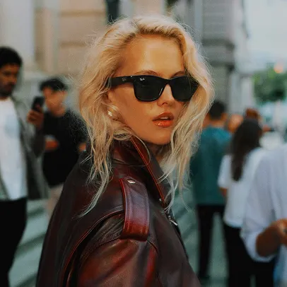 Femme portant des lunettes de soleil, style urbain à Dammarie-les-Lys
