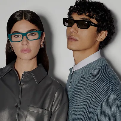 Homme et femme portant des lunettes design rétro-futuristes