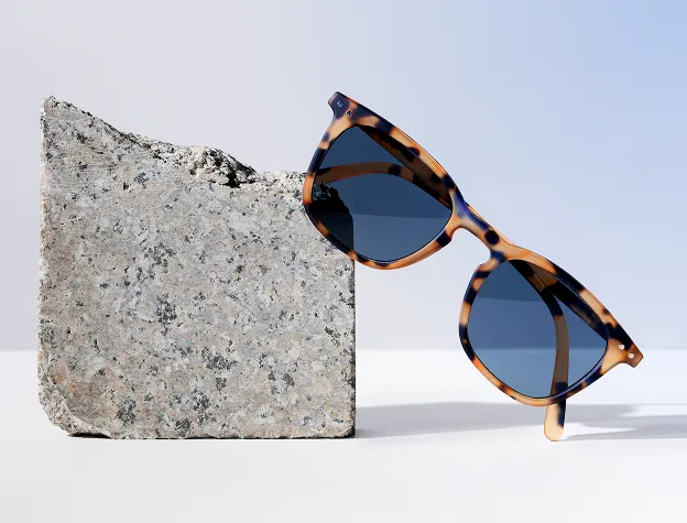 Lunettes à monture écaille posées sur une pierre naturelle