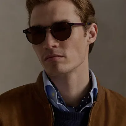 Homme en veste de velours portant des lunettes solaires