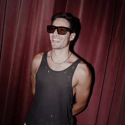 Homme portant des lunettes de soleil de style rétro